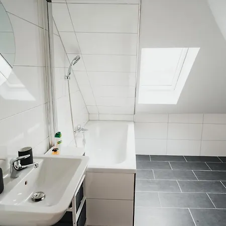 Workers Apartment In Moenchengladbach - 5 Bedrooms - 8 Single Beds Apartament