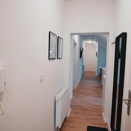 Workers In - 5 Bedrooms - 8 Single Beds *