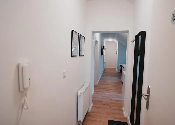 Working - 8 Single Beds - 5 Schlafzimmer *