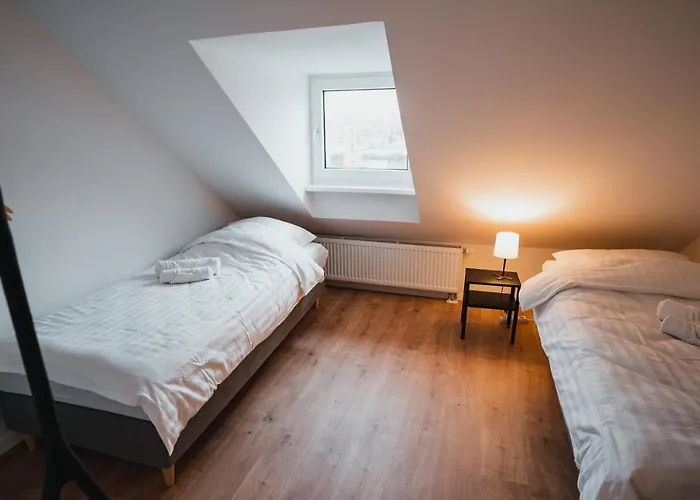 Working - 8 Single Beds - 5 Schlafzimmer *